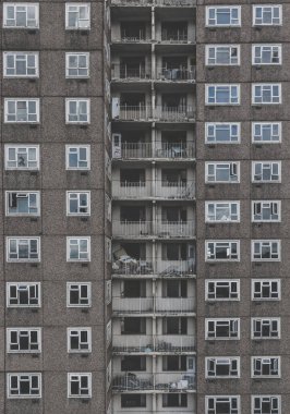 Terk edilmiş 1960 'ların beton bloğunun tam çerçeve mimarisi şehrin yenilenmeye ihtiyacı olan şehir merkezindeki sıra sıra kırık pencere ve balkonlarla dolu.