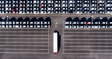 Otomotiv endüstrisinde yeni inşa edilen otomobillerin doğrudan üzerindeki hava görüntüsü ihracat ve ithalat için yüklemeye hazır.