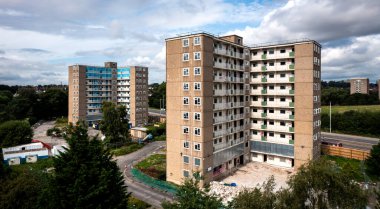 KILILINGBECK, LEEDS, UK 25 AĞUSTOS 2023. Killingbeck, Leeds 'teki belediye binasının 1960' lardaki bloklarını terk etmiş. Yıkım ve yeniden yapılanmaya mahkum edilmiş.