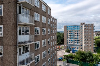 KILILINGBECK, LEEDS, UK 25 AĞUSTOS 2023. Killingbeck, Leeds 'teki belediye binasının 1960' lardaki bloklarını terk etmiş. Yıkım ve yeniden yapılanmaya mahkum edilmiş.