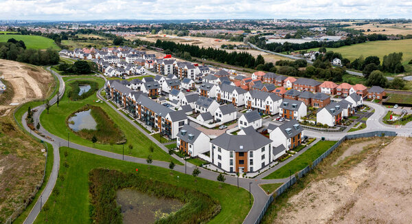 Современный жилой комплекс на окраинах Лидса с домами в современном стиле и земельными участками