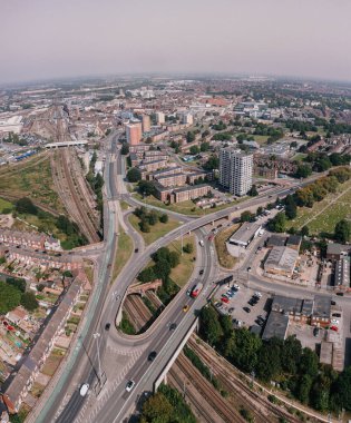 Doncaster şehir merkezinin havadan panoramik görüntüsü şehir merkezinde yol ve demiryolu ulaşımı olan bir gökyüzü.