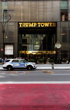 Trump Tower, New York, ABD, 15 Eylül 2023. New York 'taki Trump Towers' ın önüne park etmiş bir NYPD polis arabası Donald J Trump 'ın tutuklama konseptinde.