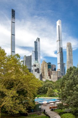 Manhattan şehir merkezinin yüksek gökdelenleri New York 'taki yeşil ağaçlar ve yeşil tepeler tarafından çerçevelenmiştir.