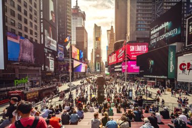KOCUKLAR, New York, ABD, 15 Eylül 2023. Times Meydanı New York şehrinde günbatımında kalabalık olan binaların panoramik manzarası ve elektronik reklam panoları.