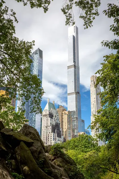 Manhattan Şehir Merkezinin Yüksek Gökdelenleri New York Taki Yeşil Ağaçlar — Stok fotoğraf