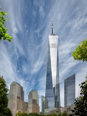 Sıfır Noktası, New York, ABD 16 Eylül 2023. Sıfır Noktası 'ndaki yansıtıcı havuz anıtının ve New York' taki Tek Dünya Ticaret Merkezi binasının vertorama manzarası.