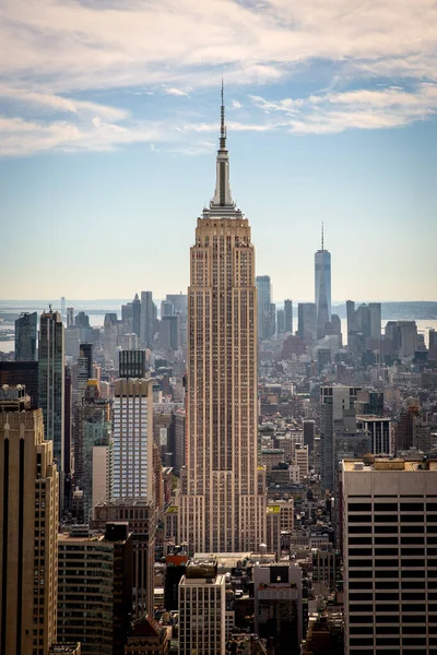 マンハッタン ニューヨーク アメリカ 2023年3月15日 ロックの頂上からマンハッタンのミッドタウンのエンパイアステートビルと周辺地区の垂直景観 — ストック写真