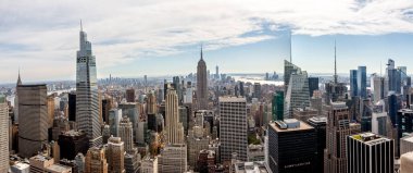 Empire State binasının havadan panoramik görüntüsü ve Manhattan 'ın göbeğindeki Rock' ın tepesinden çevre bölgesi.