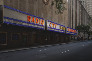 RADIO ŞEHRİ MÜZİK HALİ, New York, ABD, 15 Eylül 2023. The Radio City Music Hall 'un fotokopi alanı olan şehir manzaralı ünlü neon levhası ve girişinin klasik bir versiyonu.