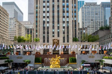 ROCKERFELLER CENTER, New York, ABD, 15 Eylül 2023. New York 'taki Rockerfeller Center' ın Aşağı Plaza 'sında altın Prometheus heykeli ve çeşmesinin manzarası.