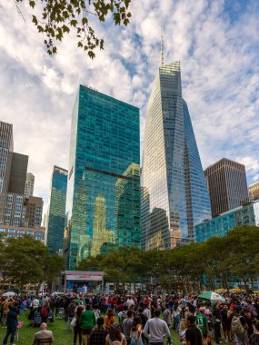 BRYANT PARK, New York, ABD, 15 Eylül 2023. Ulusal Hispanik Ayı boyunca New York 'taki Bryant Park' ta özgürce müzik dinleyen insanlarla dolu Viva Mexico kutlamalarının Vertorama manzarası.