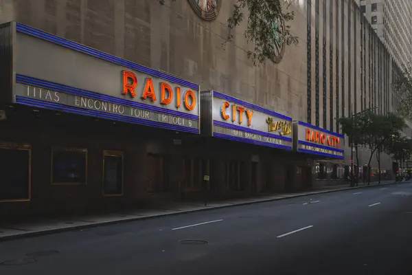 Radio City Music Hall New York Usa September 2023 城市景观中的广播城音乐厅的著名霓虹灯标志和入口的老式编辑 — 图库照片