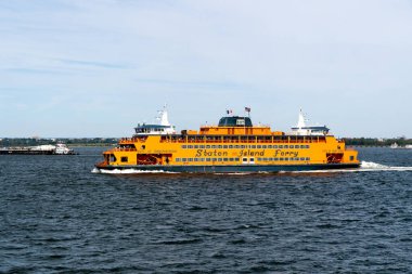 NEW YORK, ABD - 16 Eylül 2023. Staten Island feribotu Dorothy Day adında Aşağı Manhattan 'dan Staten Island' a gidiyor.