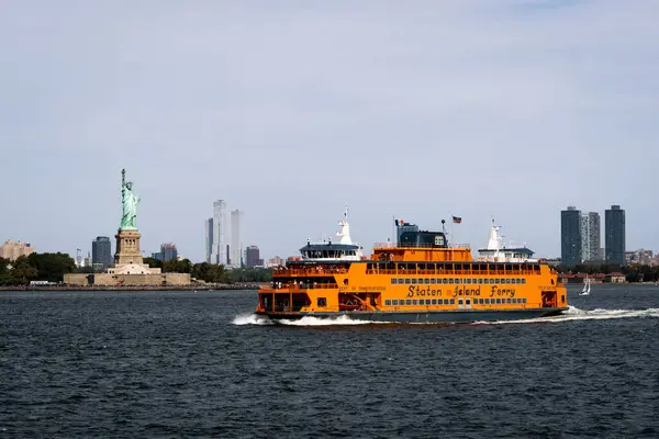 Nueva York Septiembre 2023 Ferry Staten Island Pasa Por Liberty —  Fotos de Stock
