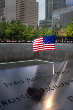 Sıfır Noktası, New York, ABD 16 Eylül 2023. Yıldız ve Çizgili Amerikan Bayrağı New York 'taki Sıfır Noktası' ndaki havuza yapılan 9 / 2 saldırısının kurbanlarını anmak için kullanıldı.