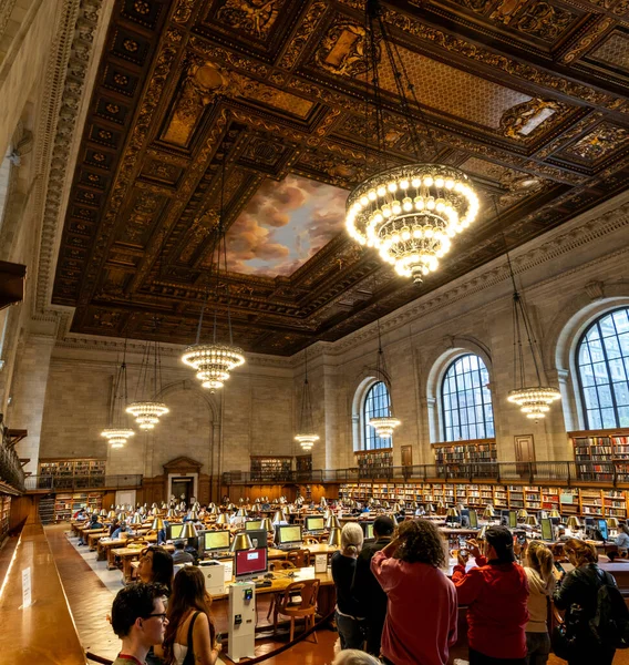 Biblioteca Pública Nueva York Septiembre 2023 Interior Vertical Estudiantes Leyendo —  Fotos de Stock