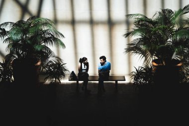 Utangaç bir çift, internetteki bir buluşma veya sohbet sitesinde tanıştıktan sonra birbirini gergin bir şekilde tanımaya çalışır.