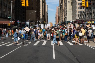 New York, ABD, 17 Eylül 2023. New York. Çevre eylemcileri ve iklim değişikliği protestocuları New York 'ta bir miting düzenliyor ve trafiği pankart ve pankartlarla durduruyorlar.