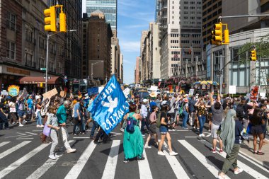 New York, ABD, 17 Eylül 2023. New York. Çevre eylemcileri ve iklim değişikliği protestocuları New York 'ta bir miting düzenliyor ve trafiği pankart ve pankartlarla durduruyorlar.
