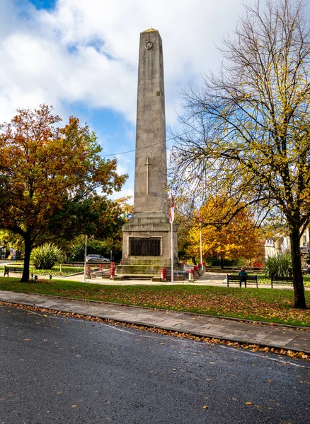 HARROGATE, İngiltere - 7 Kasım 2023. Cenotaph ve Savaş Anıtı 'nın dikey manzarası Harrogate şehir merkezindeki Prospect Meydanı' nda Dünya Savaşı 'nda hayatını kaybeden askerleri anımsıyor.