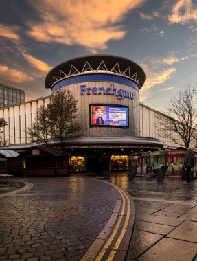 DONCASTER, GÜNEY YRKSHIRE, İngiltere - 8 ARALIK 2023. Doncaster Frenchgate alışveriş merkezinin gündoğumunda panoramik bir manzarası.