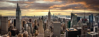 MIDTown MANHATTAN, New York, ABD, 15 Eylül 2023. Empire State binasının ve Manhattan 'ın merkezindeki gündoğumunda Rock' ın Tepesi 'nden çevresindeki bölgenin panoramik görüntüsü.