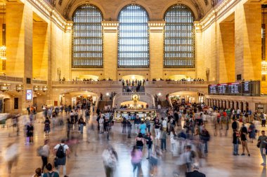 GRAND CENTRAL Terminali, New York, ABD 15 Eylül 2023. Grand Central İstasyonu 'ndaki ana salonun iç kısmının manzarası. Kalabalık zirve saatinde koşuşturuyor.