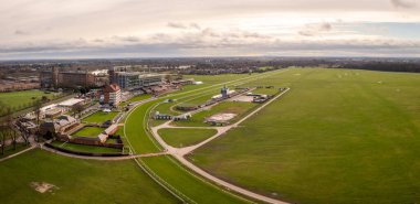 YORK RACECOURSE, YORK, İngiltere - 5 Şubat 2024. York yarış pisti üzerindeki hava manzarası. Ev düz ve galibiyet direği stadyumun hemen yanında.