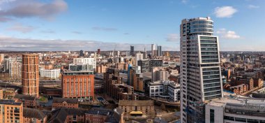 Leeds, İngiltere - 29 Mart 2024. Bridgewater Place gökdelenindeki Granary Rıhtımı 'nın şehir merkezindeki Leeds şehir merkezinin havadan panoramik görüntüsü.