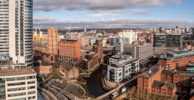 Leeds, İngiltere - 29 Mart 2024. Bridgewater Place gökdelenindeki Granary Rıhtımı 'nın şehir merkezindeki Leeds şehir merkezinin havadan panoramik görüntüsü.