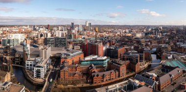 Leeds, İngiltere - 29 Mart 2024. Leeds şehir merkezinin hava panoramik görüntüsü. Leeds-Liverpool kanalı Robert 'ın rıhtımından geçiyor.