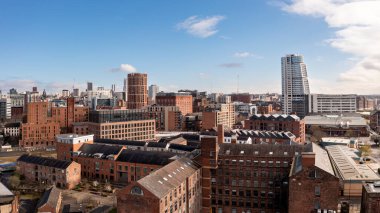 Leeds, İngiltere - 29 Mart 2024. Gündoğumunda Granary Wharf ve Bridgewater Place gökdeleniyle Leeds şehir merkezindeki dönüştürülmüş depo ofislerinin ve apartmanların panoramik görüntüsü.