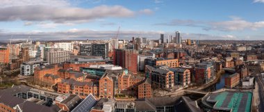 Leeds, İngiltere - 29 Mart 2024. Leeds şehir merkezinin havadan panoramik görüntüsü. Leeds 'ten Liverpool Kanalı' na kadar yenilenmiş eski depoları Robert 's Wharf' tan geçiyor.