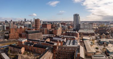 Leeds, İngiltere - 29 Mart 2024. Gündoğumunda Granary Wharf ve Bridgewater Place gökdeleniyle Leeds şehir merkezindeki dönüştürülmüş depo ofislerinin ve apartmanların panoramik görüntüsü.