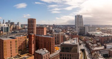 Granary Wharf ve Bridgewater Place gökdeleniyle Leeds şehir merkezindeki dönüştürülmüş depo ofislerinin ve apartmanların panoramik görüntüsü.