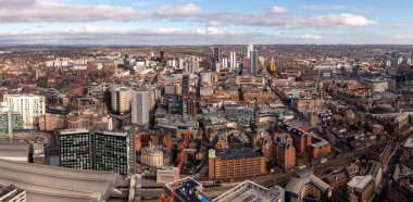 Leeds, İngiltere - 29 Mart 2024. Leeds şehir merkezinin havadan panoramik görüntüsü. Alışveriş ve perakende bölgeleri Leeds tren istasyonunun yanında.