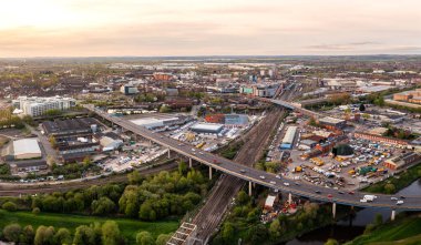 Doncaster şehir merkezinin hava manzarası gün doğumunda Güney Yorkshire şehir merkezine hizmet veren demiryolu ve karayolu taşımacılığı bağlantılarıyla gökyüzü.
