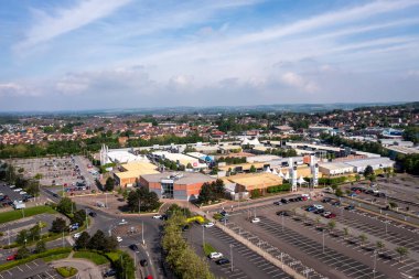 Castleford, İngiltere - 13 Mayıs 2024. İngiltere 'nin Castleford kentindeki West Yorkshire kasabasının dışındaki kavşak 32 alışveriş merkezinin hava görüntüsü.