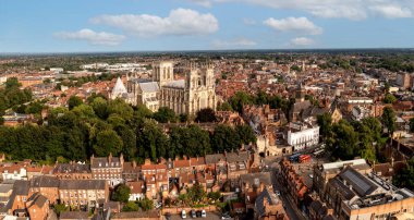 Kuzey Yorkshire, İngiltere 'de York şehrinin gökyüzü manzarası York Minster katedrali ve şehrin merkezinde tarihi binaların çatısı.