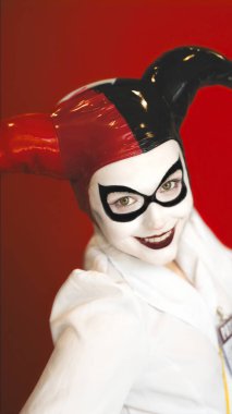 Batman şubesinden Harley Quinn gibi giyinmiş güzel bir kız Cosplayer yakın plan bir portrede