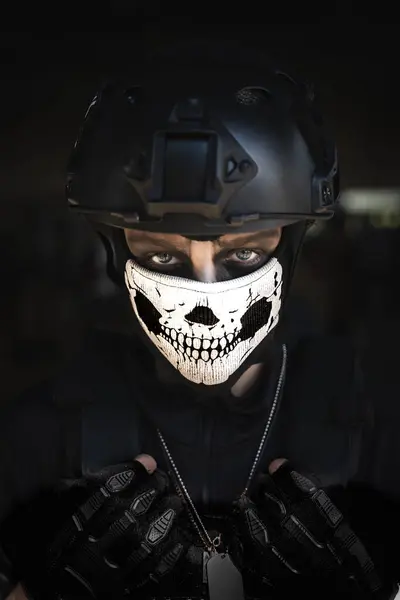 Comic Con 'da bir kadın kostümünün yakın plan portresi Comic Con' daki Call Of Duty bilgisayar oyunu dizisindeki karakter gibi giyinmiş.