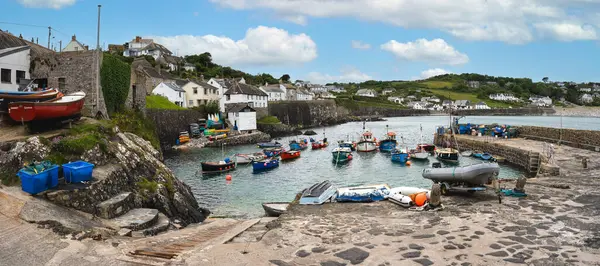 CoverACK, CORNWALL, UK - 4 Haziran 2024. Geleneksel Cornish balıkçı teknelerinin panoramik manzarası. Yazın Cornish 'in tuhaf balıkçı köyü Coverack' ın gelgit limanında demirli.