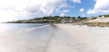 Güneşli bir yaz gününde Cornwall 'daki Coverack' in popüler tatil beldesindeki güzel kumlu plajın panoramik manzarası.