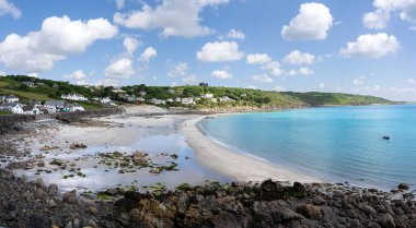Güneşli bir yaz gününde Cornwall 'daki Coverack' in popüler tatil beldesindeki güzel kumlu plajın panoramik manzarası.