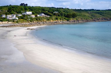 Güneşli bir yaz gününde Cornwall 'daki Coverack' in popüler seyahat merkezindeki güzel kumlu plajın havadan manzarası.