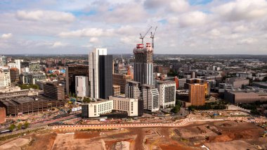 BIRMINGHAM, İngiltere - 3 AĞUSTOS 2024. Birmingham şehrinin hava panoramik manzarası. Yeni gökdelen inşaatı devam ediyor. Curzon Caddesi 'ndeki üniversite binalarının yanında HS2 şantiyesi çalışıyor.