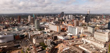 BIRMINGHAM, İngiltere - 3 AĞUSTOS 2024. Birmingham şehrinin hava panoramik manzarası. Şehir merkezindeki Bullring Rotunda binası ve perakende bölgesi ile gökyüzü.