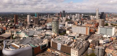 BIRMINGHAM, İngiltere - 3 AĞUSTOS 2024. Birmingham şehrinin hava panoramik manzarası. Şehir merkezindeki Bullring Rotunda binası ve perakende bölgesi ile gökyüzü.