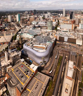 BIRMINGHAM, İngiltere - 3 AĞUSTOS 2024. Birmingham şehrinin hava panoramik dikey görüntüsü. Şehir merkezindeki Bullring Rotunda binası ve perakende bölgesi ile gökyüzü.